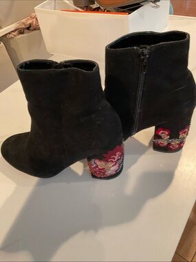 Black Women's Suede Ankle Boots with embellished heels, size 6